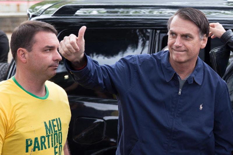 AFP - Flávio Bolsonaro (izq.) y Jair Bolsonaro (der.)