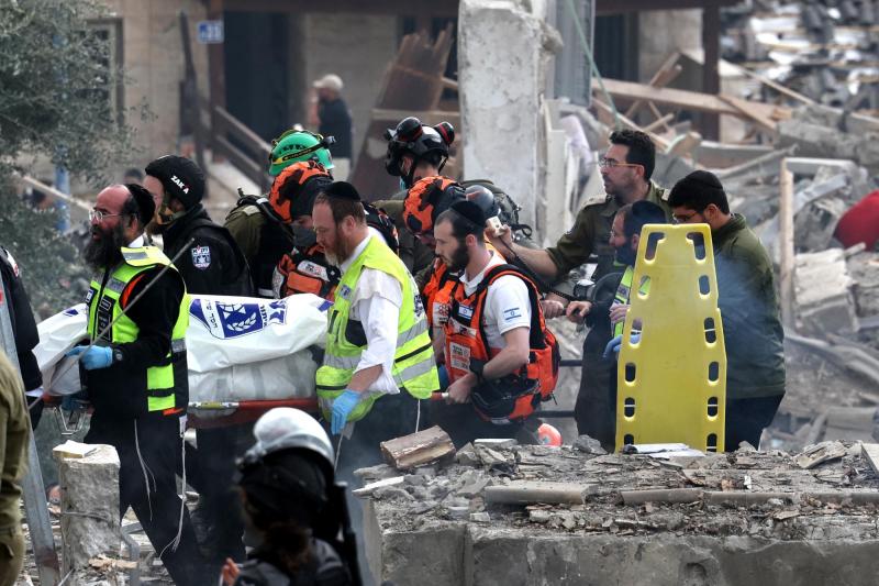 Servicios de emergencia de Israel retiran un cuerpo en un sector urbano tras ataque de Irán - AFP