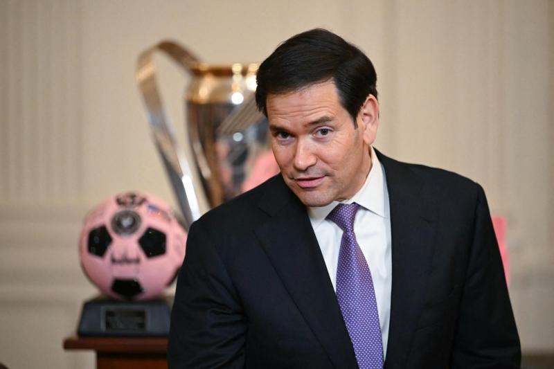 AFP - Trump dijo que pondría al secretario de Estado, Marco Rubio, a ver el asunto de Cuba