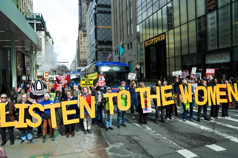 AFP - Víctimas de Epstein demandan al gobierno de EEUU y Google por divulgar sus identidades