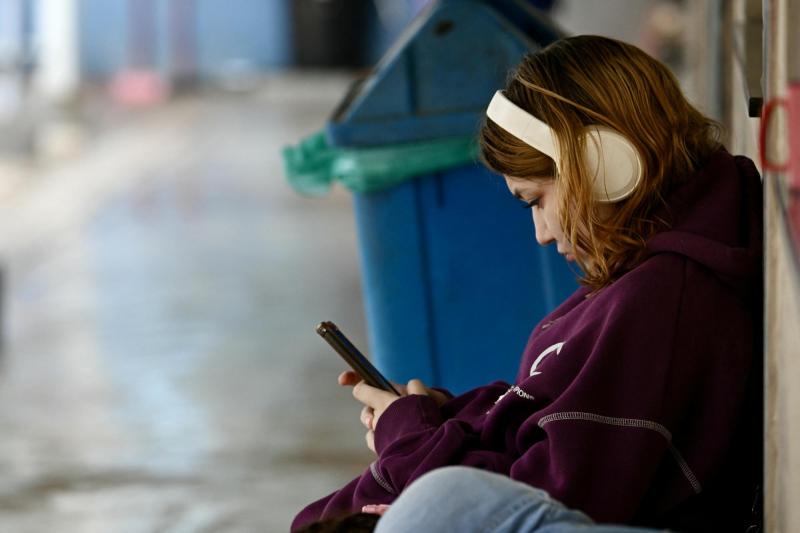 Afp - "Joroba millennial ”: alertan por efectos del uso de pantallas en la postura y salud física