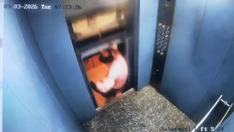 X/DixitGujarat - Hombre casi es aplastado por ascensor en India