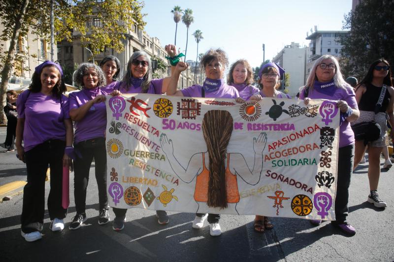 Día Internacional de la Mujer: ¿Por qué el lazo morado se convirtió en símbolo del 8M? - Agencia Uno