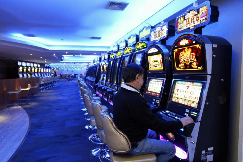 Más de 900 funcionarios públicos apostaron en casinos - Agencia Uno