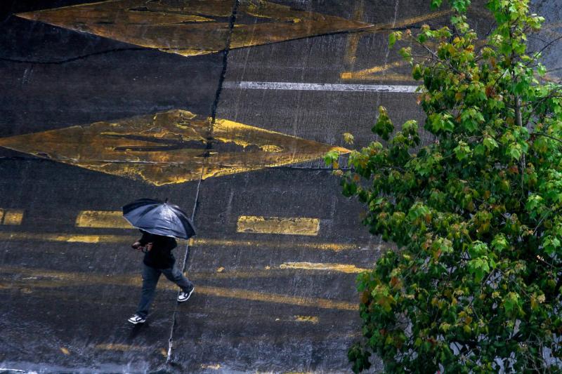 T13 - ¿Te sorprendió la lluvia en Santiago? Anticipan más precipitaciones esta semana y un otoño “como los de antes” | Agencia UNO