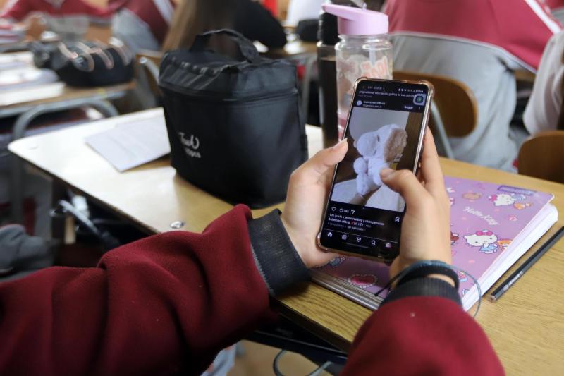 Agencia Uno - Ley prohíbe uso de celulares en colegios
