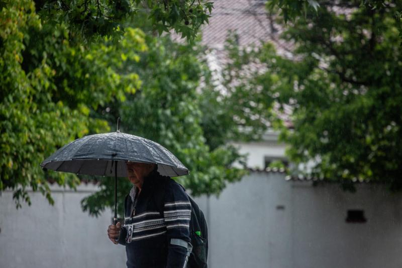 T13 - ¿A qué hora caerá lluvia en Santiago este domingo? Proyectan llegada de precipitaciones a la capital | Contexto - Agencia UNO