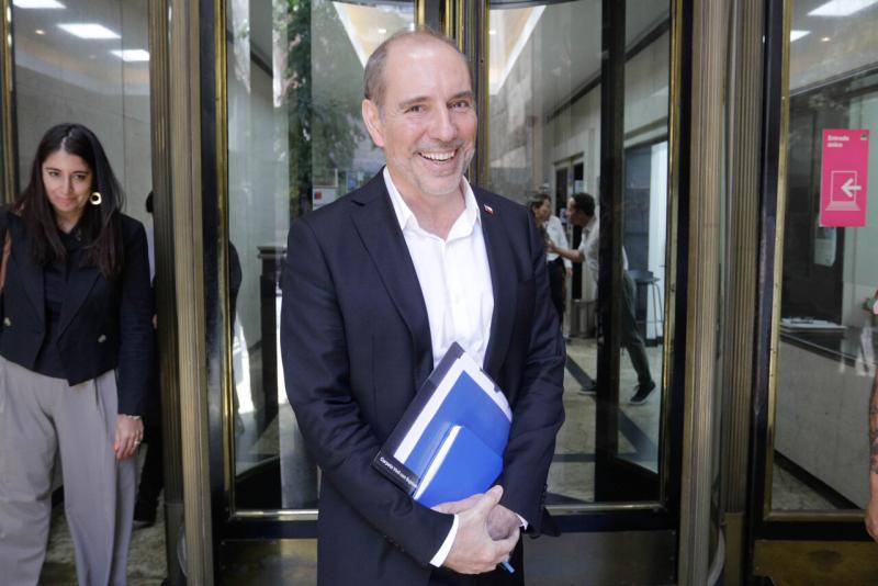 Agencia Uno - Ministro Louis de Grange estima para abril la inyección de recursos para buses de regiones