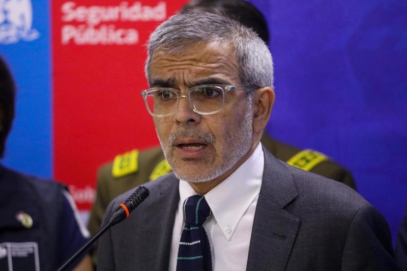 Carabineros ficha al exministro Luis Cordero como profesor - Agencia Uno