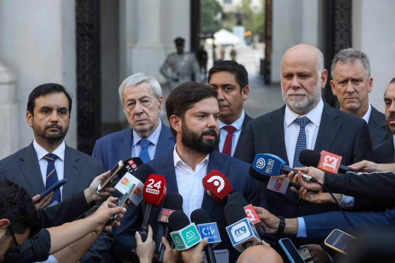 Agencia Uno - Presidente Boric en un sorpresivo punto de prensa