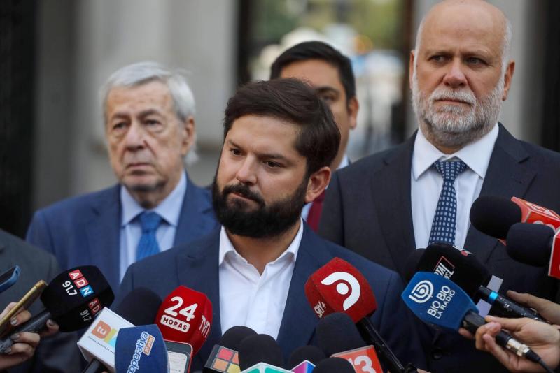 Agencia UNO - Data Influye: 44% estima que "gobierno de emergencia" de Kast se trata de una exageración