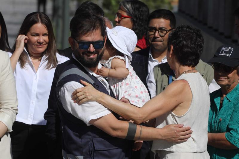 Agencia Uno - Presidente Boric y su hija Violeta en la inauguración del monumento de Gabriela Mistral