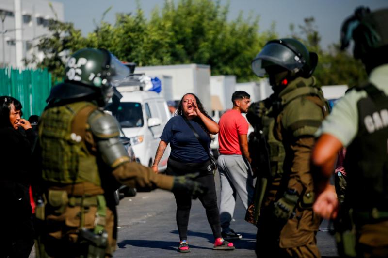 Agencia Uno - Tenso operativo de despeje de comercio ambulante afuera de Santiago 1