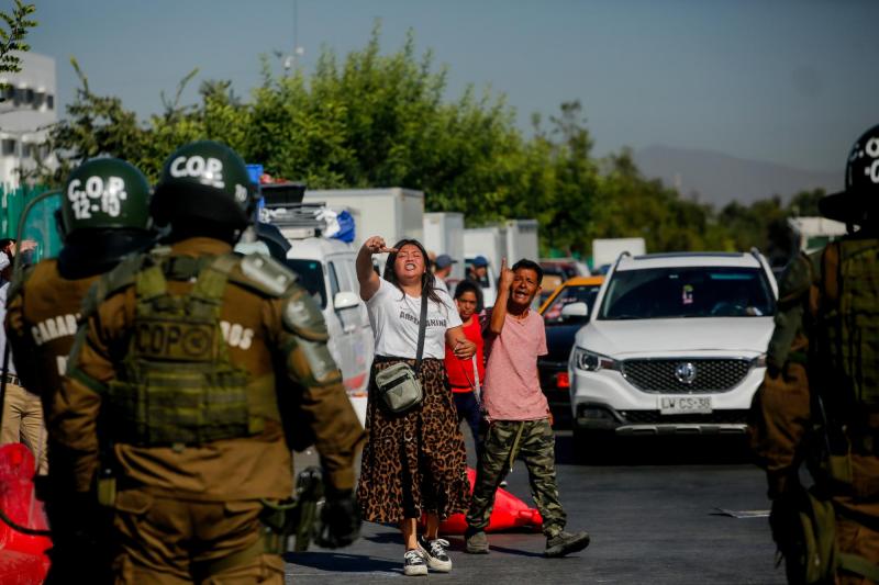 Agencia Uno - Tenso operativo de despeje de comercio ambulante afuera de Santiago 1