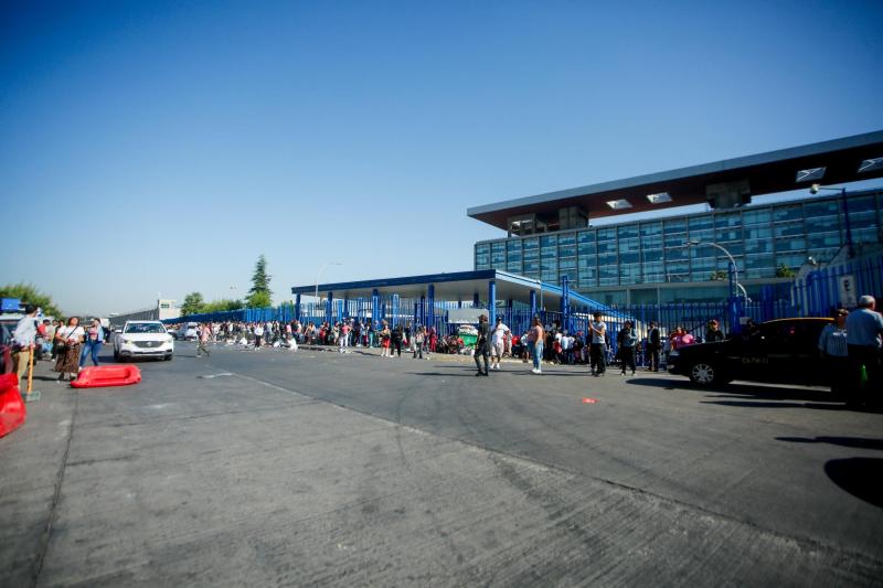 Agencia Uno - Tenso operativo de despeje de comercio ambulante afuera de Santiago 1