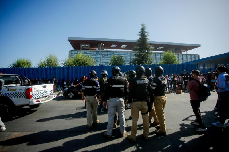 Agencia Uno - Tenso operativo de despeje de comercio ambulante afuera de Santiago 1