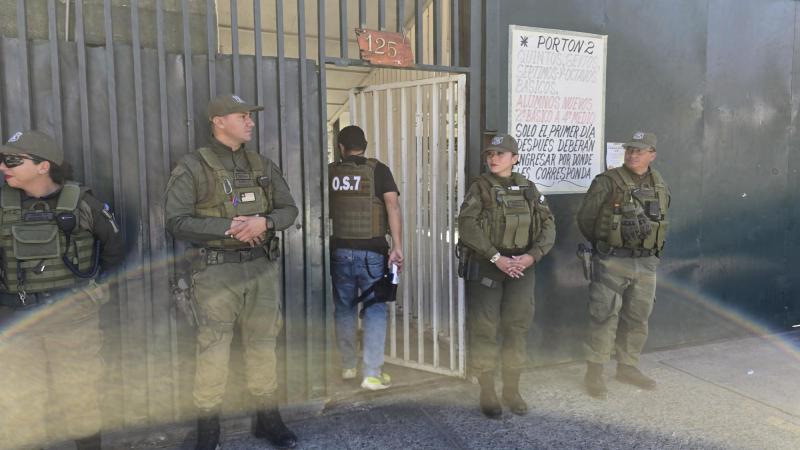 T13 - Se encerró en el baño, tenía una catana y jeringas con cloro: El meticuloso modus operandi del imputado en crimen de Calama | Captura de video - Agencia UNO