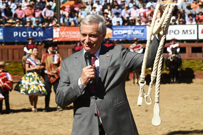 T13 - "Champion de Chile": Primera Dama canta “Chile Lindo” junto al presidente Kast en la Final Nacional de Rodeo | Agencia UNO