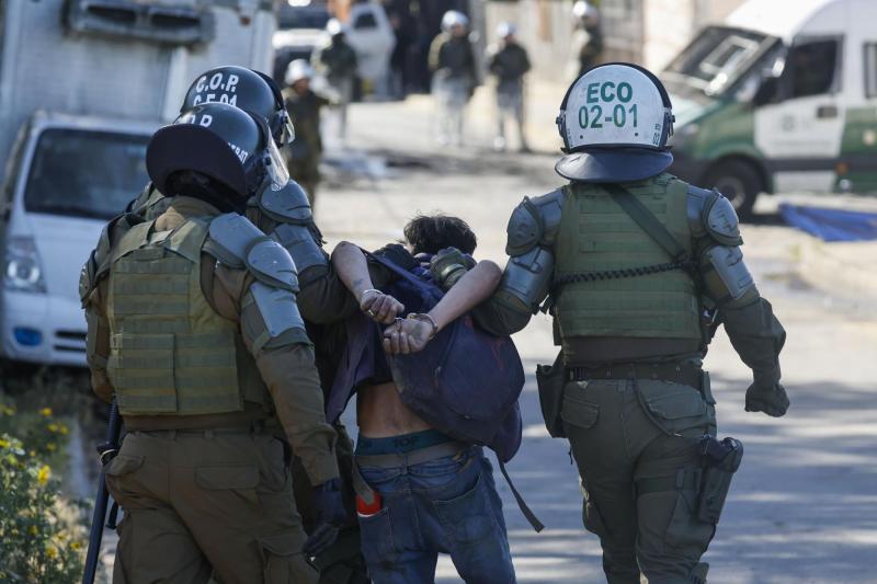 Aton - Detenido golpeó a carabinero, huyó de auto policial y fue ATROPELLADO por un camión en Valparaíso