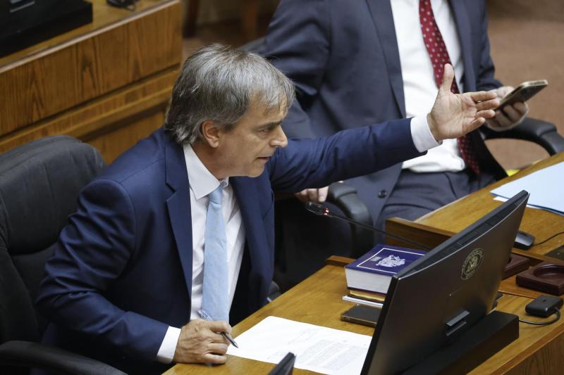 Aton - Senador Cruz-Coke arremete tras petición de inhabilitación de Macaya en proyecto que beneficiaría a condenados adultos mayores