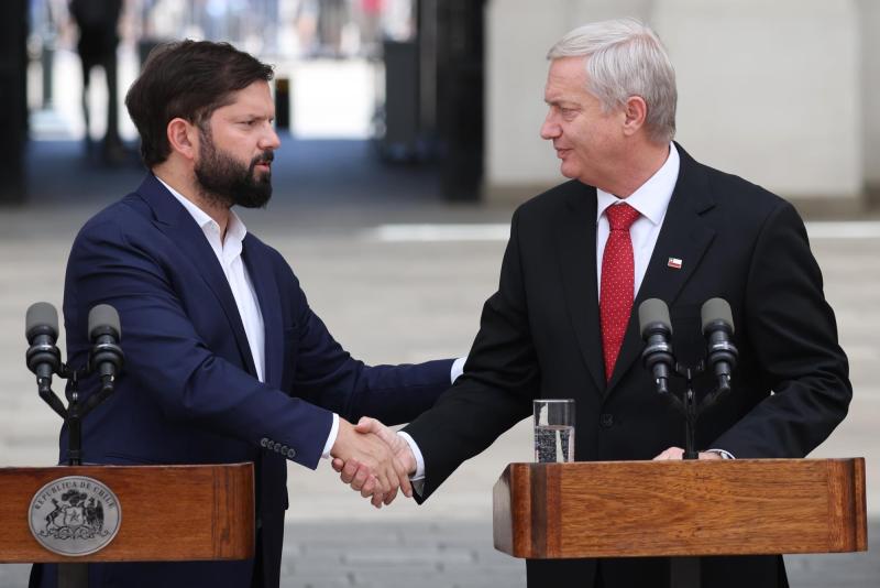 Sigue la transmisión del cambio de mando - referencial Aton