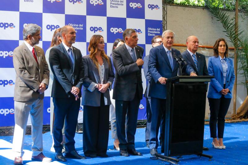 Aton- Kast junto a sus ministros en la OPE