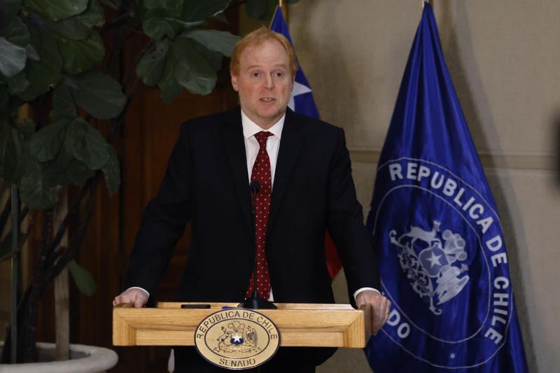 Aton- Senador Rojo Edwards