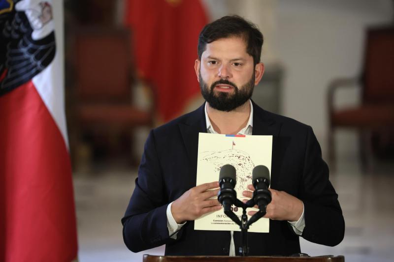 Aton- Boric recibió informe de Comisión Asesora Presidencial Arica 100