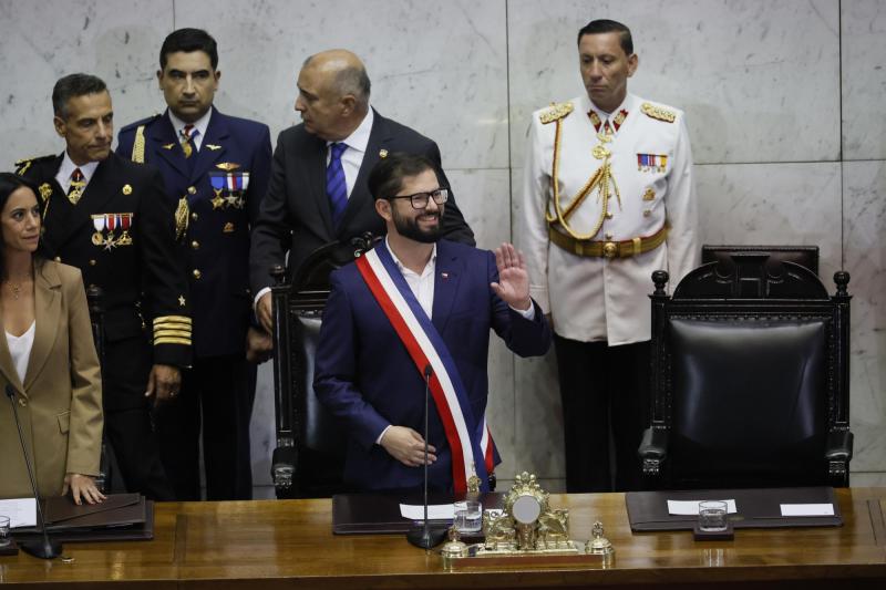 Aton- Banda Presidencial de Boric tendría un azul más oscuro que el de Kast