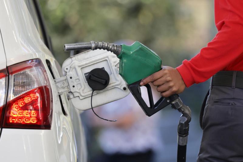 Calcula cuánto saldrá llenar el estanque tras alza de combustibles - Aton