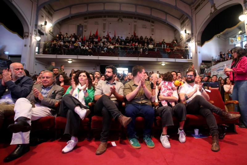 T13 - Expresidente Boric reaparece por primera vez tras dejar La Moneda: Llegó junto a su pareja e hija a congreso del Frente Amplio | ATON