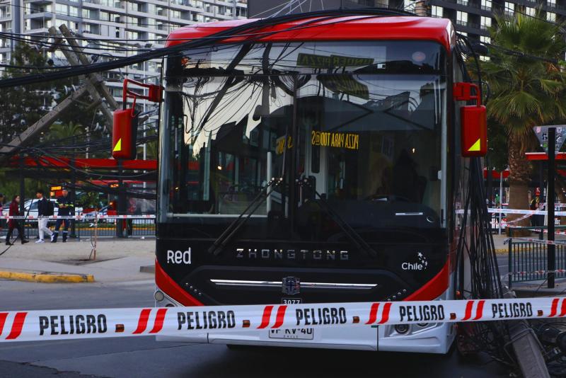 Bus RED bota tres postes en Ñuñoa - Aton