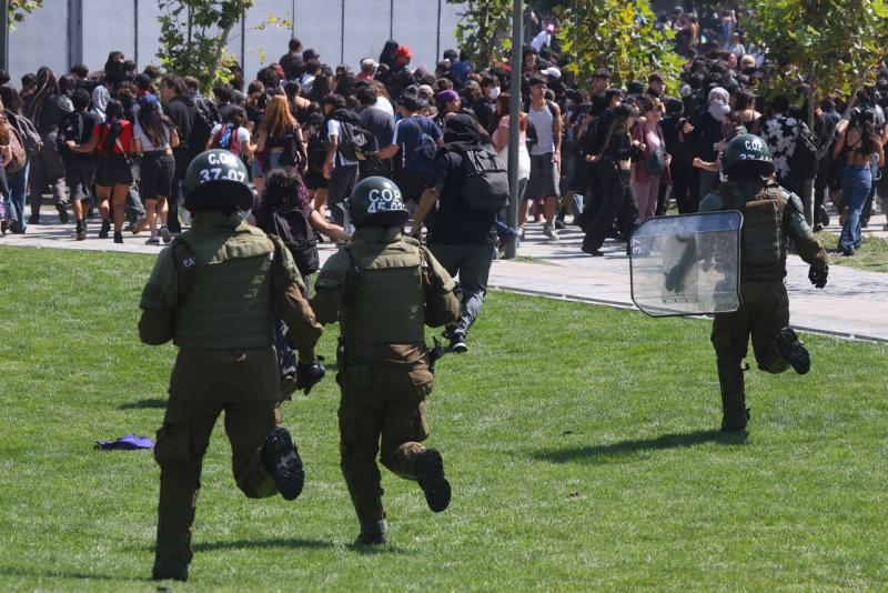 Aton - Parlamentarios oficialistas critican marcha que terminó con incidentes