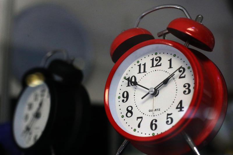 Cambio de hora: ¿Se adelantan o atrasan los relojes? - Aton