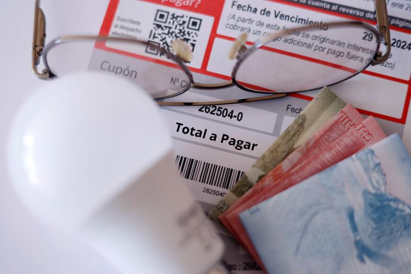 ATON - SEC posterga alza de cuentas de luz hasta julio