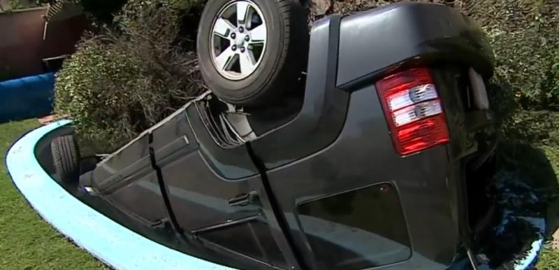c13 - Un automóvil terminara al interior de la piscina de una vivienda particular.
