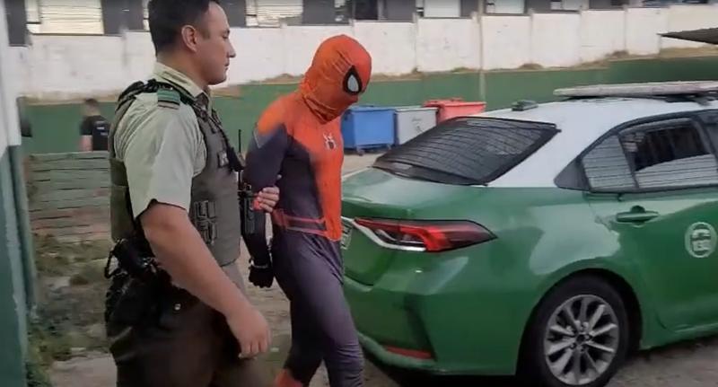 T13 - Detienen al reconocido Spiderman de Valparaíso: sujeto estaba prófugo de la justicia