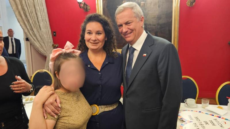Cedida - El Presidente José Antonio Kast recibió este viernes en La Moneda a la menor y a su madre