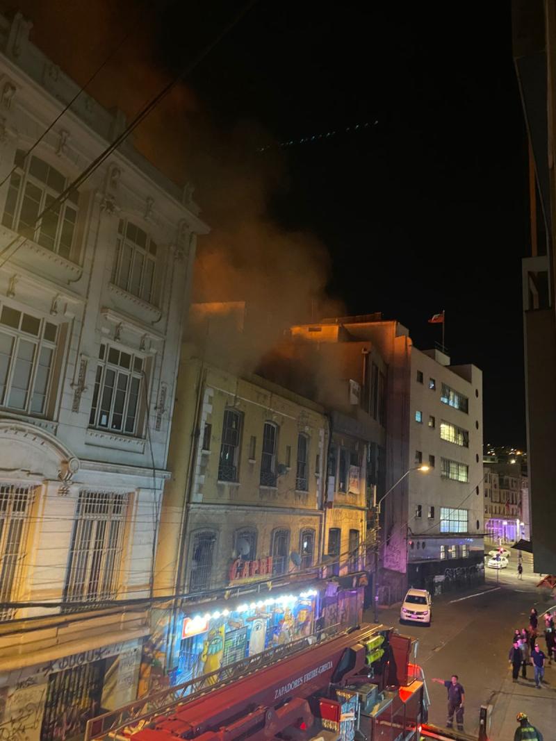 RRSS - Incendio consume emblemático restaurante Capri en pleno centro de Valparaíso