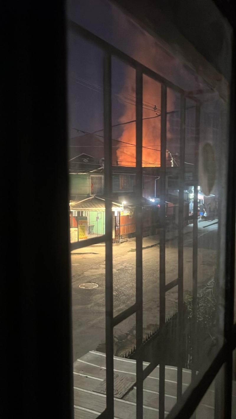 Cedida T13 - Impactantes registros del incendio en papelera de CMPC en Puente Alto