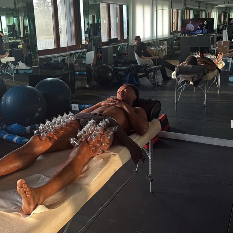 El tratamiento de ventosas de Loïs Openda - Lois Openda - Instagram: @akhijama.belgium/AFP