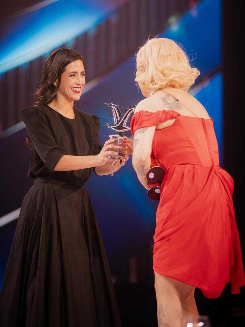 Macarena Ripamonti entregando la Gaviota de Platino a Mon Laferte - Instagram