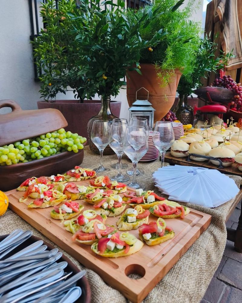 Con ceviche y barra libre: Banquetera publica registros de la fiesta en La Moneda tras cambio de mando - Sofía Jottar Banquetería