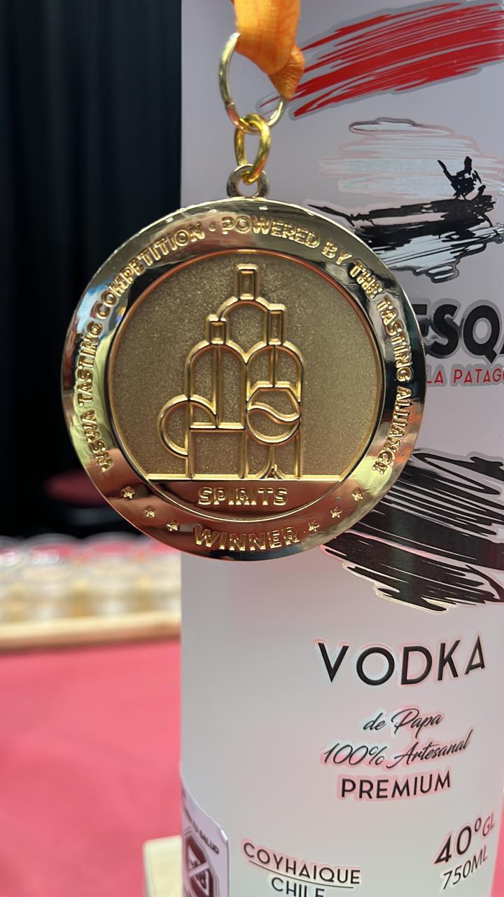 El creador de Vodka Kawesqar, Yuliyan Popov, destacó que el proyecto nació con la idea de aprovechar el potencial productivo de la Patagonia: “Desde el inicio quisimos crear un destilado que representara la identidad de la Patagonia. Trabajamos con papas de la zona y con agua de Vista Hermosa, buscando que cada botella refleje el territorio donde nace. Haber recibido premios internacionales y hoy poder estar presentes en restaurantes de Santiago es una señal de que desde Coyhaique también se pueden crear productos de nivel mundial”.