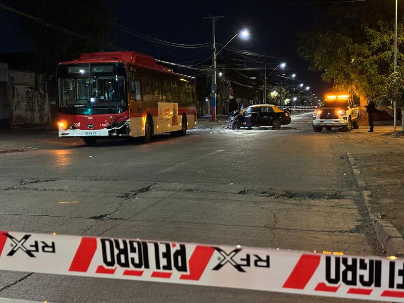 Taxista falleció tras choque contra bus de RED en Cerro Navia