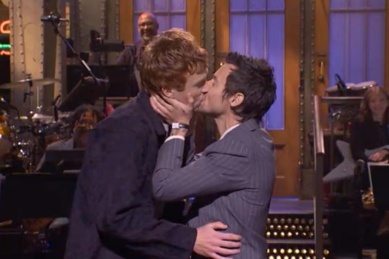 Harry Styles responde a críticas de "queerbaiting" besando a actor de Saturday Night Live - SNL