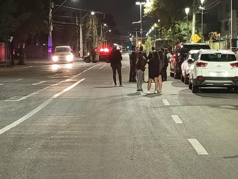 Hombre muere tras recibir disparo en la cabeza dentro de su vehículo: perdió el control del auto y chocó contra una casa