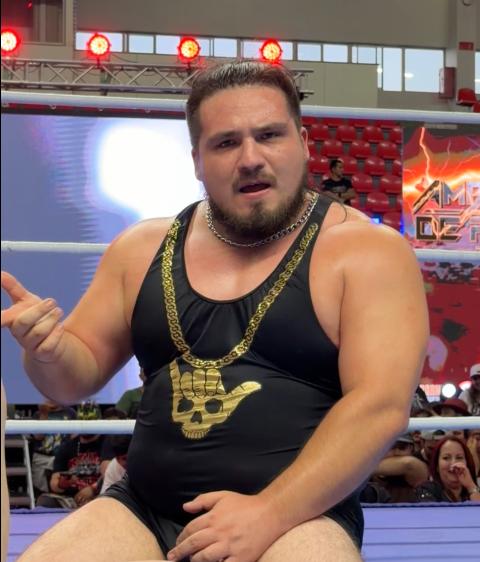 Así fue el debut de Tomás Leiva en evento de lucha libre