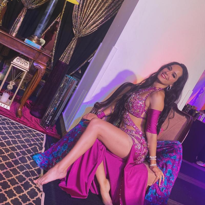 @carlaabufhele - Bailarina profesional de danza árabe analiza a Shakira