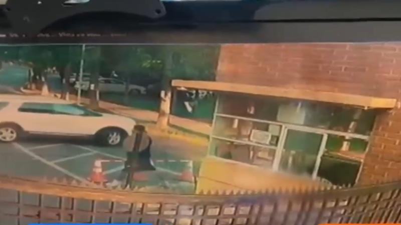 Visita golpeó brutalmente a conserje y atropelló a otro - La tarde es nuestra